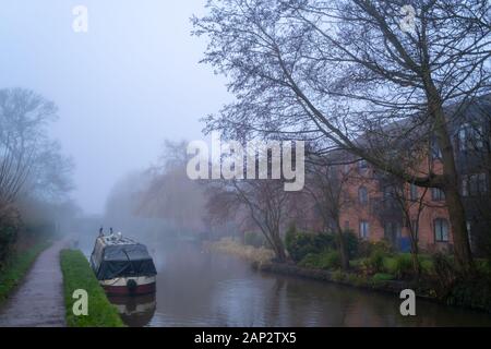 Résultats de la recherche Résultats Web Trent et Mersey Canal à Stone, Stafffordshire, Angleterre avec un bateau étroit ou une barge. Photo prise pendant un matin brouillard Banque D'Images