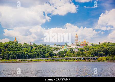 Matin dans la capitale de l'Ukraine, la ville de Kiev Pechersk Lavra, surplombant la rivière le Dniepr et le panorama de la ville magnifique. Banque D'Images