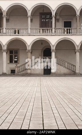 Galeries à arcades et la cour, le château de Wawel, Cracovie, Pologne Banque D'Images