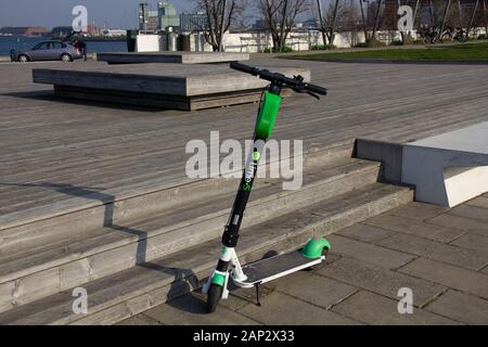 Malmö, Suède - 6 avril 2019 : un scooter électrique de la marque Lime est stationné dans le port lors d'une chaude journée de printemps Banque D'Images