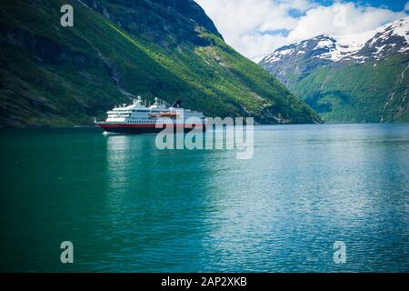 Fjord de Geiranger, Norvège-JUIN 15,2012 : la croisière Hurtigruten navigue le long de ferry Geirangerfjord. Le voyage a été décrit comme le 'World's Most Beauti Banque D'Images