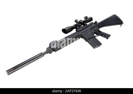 AR-15 basé fusil de sniper avec silencieux isolé sur fond blanc Banque D'Images