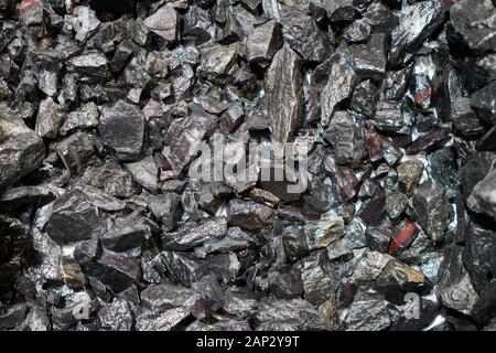 Vue rapprochée du minerai de fer. Hématite rugueuse, pierre de rein de fer. Morceaux de ferroTitanium closeup. Vue rapprochée de la pierre de fer Banque D'Images