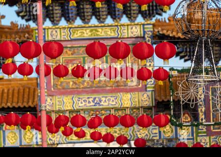 Lantern décorations pour actes de célébration du Nouvel An chinois festival en face de Chinese arch sur Nelson Street, Liverpool Banque D'Images