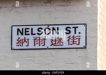 Traduction en chinois et la rue Nelson road sign sur mur de brique du bâtiment, Liverpool chinatown Banque D'Images