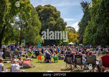 Christchurch, Canterbury, Nouvelle-Zélande, 01/19/2020 : Les gens de tous âges se rassemblent dans un parc de la ville pour un événement musical d'été public Banque D'Images