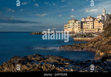 Vue côtière pittoresque de Bogliasco en soirée, ancien village de pêche italien célèbre dans la région de Ligurie. Rive avec des pierres en premier plan, Banque D'Images