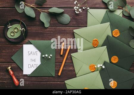 Enveloppes avec moderne vert creative invitations de mariage Banque D'Images