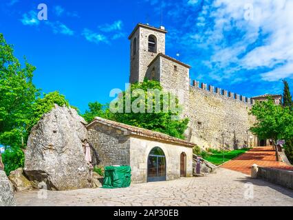 République de Saint-Marin, les murs et l'extérieur de la forteresse médiévale de Guaita et première tour. L'Europe. Banque D'Images