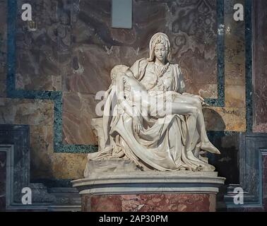 Pieta de Michel-Ange dans la basilique Saint-Pierre, au Vatican Banque D'Images
