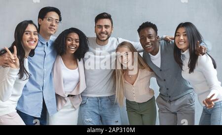 Portrait of happy young business team sur fond gris Banque D'Images