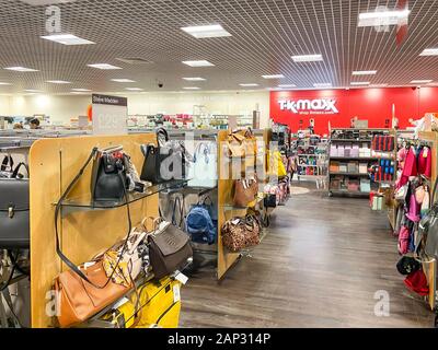 Intérieur de T.K.Maxx department store dans le centre commercial Galleria, Comet Way, Hatfield, Hertfordshire, Angleterre, Royaume-Uni Banque D'Images