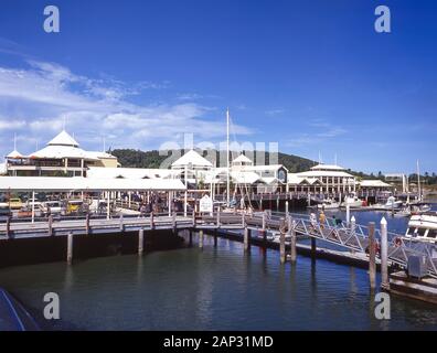 Bateaux de pêche au port de plaisance de Mirage, Port Douglas, Queensland, Australie Banque D'Images