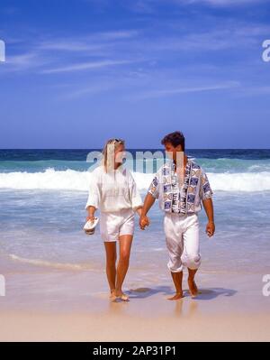 Couple walking on tropical beach, plage de Grand'Anse, l'île de La Digue, République des Seychelles Banque D'Images