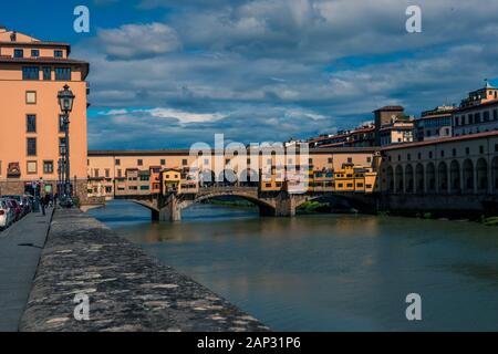 Ponte Vecchio rivière voûtée médiévale pont reliant la galerie des Offices au Palais Pitti. Florence Toscane Italie Banque D'Images