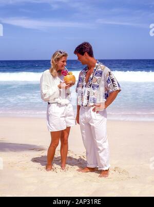 Couple on tropical beach, plage de Grand'Anse, l'île de La Digue, République des Seychelles Banque D'Images