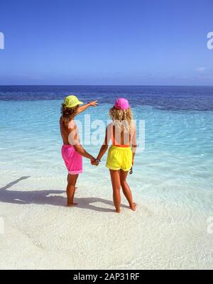 Jeune couple on tropical beach, Atoll de Kaafu, Kuda Bandos, République des Maldives Banque D'Images