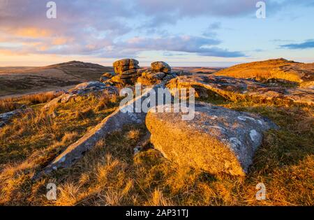 Lever du soleil sur les averses Tor sur Bodmin Moor en Cornouailles du Nord Banque D'Images