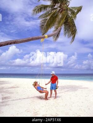 Couple on tropical beach, Holiday Island, Atoll de Kaafu, République des Maldives Banque D'Images