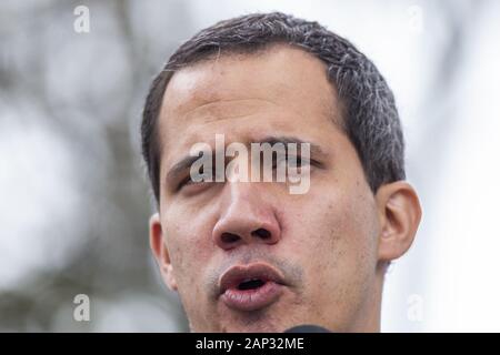 10 octobre 2019 : chef de l'opposition du Venezuela Juan Guaido parle aux journalistes après avoir assisté à une réunion régionale de la lutte contre le terrorisme à l'académie de police à Bogota. Crédit : Daniel Garzon Herazo/ZUMA/Alamy Fil Live News Banque D'Images