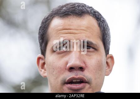 10 octobre 2019 : chef de l'opposition du Venezuela Juan Guaido parle aux journalistes après avoir assisté à une réunion régionale de la lutte contre le terrorisme à l'académie de police à Bogota. Crédit : Daniel Garzon Herazo/ZUMA/Alamy Fil Live News Banque D'Images