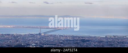 Vue panoramique de l'étalement urbain sur le bord de la Baie d'Osaka et pont menant à l'île par l'homme Banque D'Images