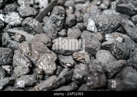 Char-charbon. Motif, heap. Tas de cendre de charbon bitumineux. L'industrie du charbon de pierre, entreprise. Mine de charbon noir close-up avec soft focus. Le charbon anthracite bar Banque D'Images