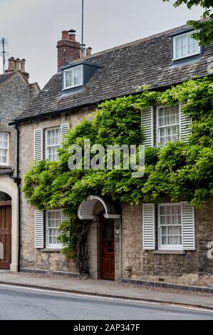 Wisteria sur Thomas Chaucer's House & servers Cottage dans la petite ville de Woodstock, Park Street - Oxfordshire, Angleterre - Royaume-Uni Banque D'Images