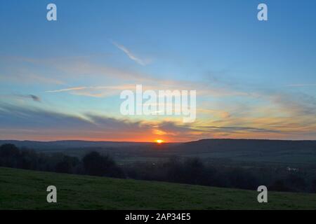 Zone de haute pression typique de climat calme anticyclone en hiver. Fackenden Vers Le Bas en janvier soir alors que le soleil se couche derrière la crête de craie des North Downs Banque D'Images