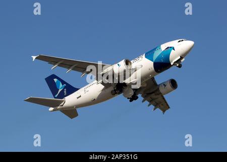 Lisbonne, Portugal. 12 mai, 2013. Un Airbus 310 SATA International décolle à l'aéroport de Lisbonne Portela. Crédit : Fabrizio Gandolfo/SOPA Images/ZUMA/Alamy Fil Live News Banque D'Images