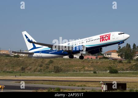 Lisbonne, Portugal. 12 mai, 2013. Une compagnie aérienne TACV Cabo Verde Boeing 737-800 décolle à l'aéroport de Lisbonne-Portela. Crédit : Fabrizio Gandolfo/SOPA Images/ZUMA/Alamy Fil Live News Banque D'Images