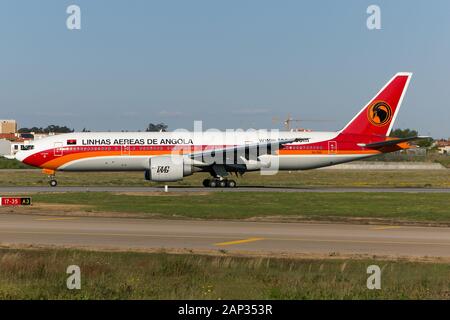 Lisbonne, Portugal. 12 mai, 2013. Un TAAG Linhas Aéreas de Angola Boeing 777-200ER d'atterrir à l'aéroport de Lisbonne Portela. Crédit : Fabrizio Gandolfo/SOPA Images/ZUMA/Alamy Fil Live News Banque D'Images