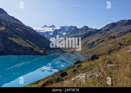 Vue d'automne sur le Lac de Moiry et le glacier de Moiry, Val de Moiry, Val d'Anniviers, Valais, Suisse Banque D'Images