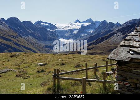 Petite cabane en pierre sur l'Alpage de Torrent avec vue sur le Lac de Moiry et le glacier de Moiry, Val de Moiry, Val d'Anniviers, Valais, Suisse Banque D'Images