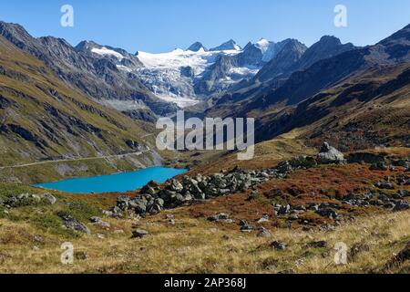 Vue d'automne sur le Lac de Moiry et le glacier de Moiry, Val de Moiry, Val d'Anniviers, Valais, Suisse Banque D'Images