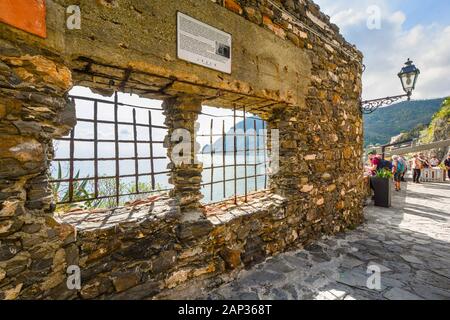 Les touristes s'arrêter pour admirer la vue sur la mer Ligure sur le chemin entre l'ancienne et de nouvelles sections de Monterosso al Mare, Cinque Terre, Italie Banque D'Images