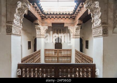 Détails de l'architecture de l'intérieur d'un riad à Marrakech Banque D'Images