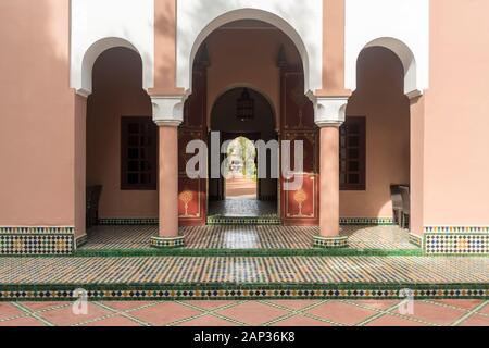Détails de l'entrée d'un palais marocain ou Riad à Marrakech Banque D'Images