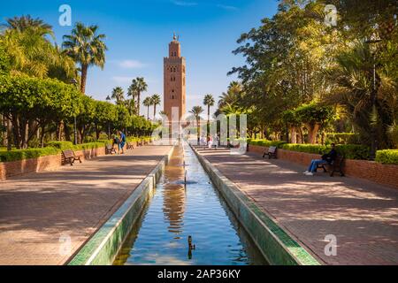 Parc Lalla Hasna avec le minaret de koutoubia en arrière-plan Banque D'Images