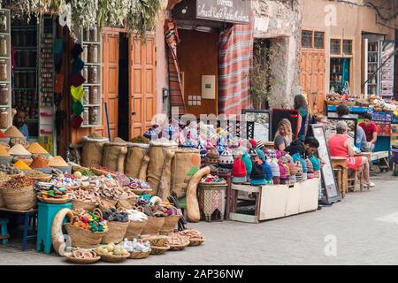 Boutiques de souvenirs et d'épices à Médina de Marrakech Banque D'Images