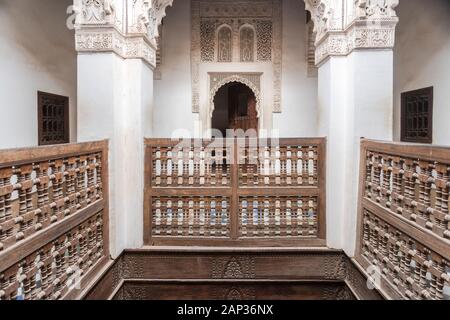 Détails de l'intérieur de l'école islamique Ben Youssef Madrasa à Marrakech Banque D'Images