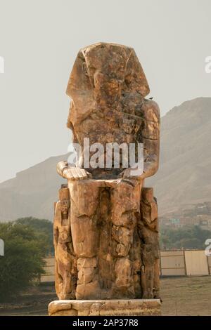 Colosses de Memnon. Pharaon Aménophis III près de Luxor Banque D'Images