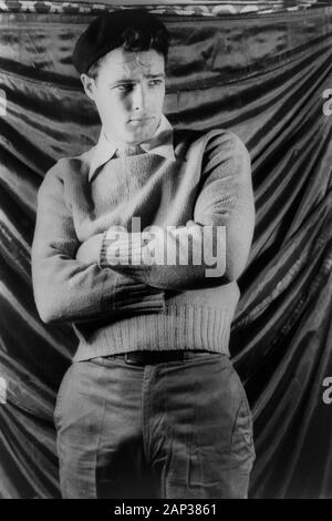 Marlon Brando, trois-quarts de la production de Broadway au cours de portrait "Un tramway nommé désir", New York City, New York, USA, photo de Carl Van Vechten, Décembre 1948 Banque D'Images