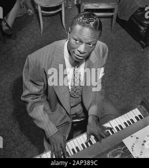 Portrait de Nat King Cole, mi-portrait à jouer du piano, photo de William P. Gottlieb, Juin 1947 Banque D'Images