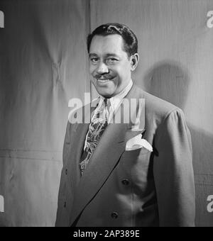 Cab Calloway (1907-1994), chanteuse américaine de Jazz, danseuse, et chef, mi-portrait, New York, New York, USA, photo de William P. Gottlieb Mars 1947 Banque D'Images