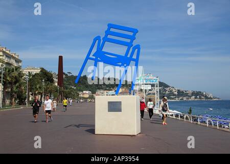 Promenade Des Anglais, Chaire Sculpture De Sabine Géraudie, Nice, Côte D'Azur, Côte D'Azur, France, Méditerranée, Provence, Europe Banque D'Images