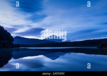 Vue du Mont Fuji au lever du soleil sur un lac paisible matin de Ikebukuro, préfecture de Yamanashi, Japon Banque D'Images