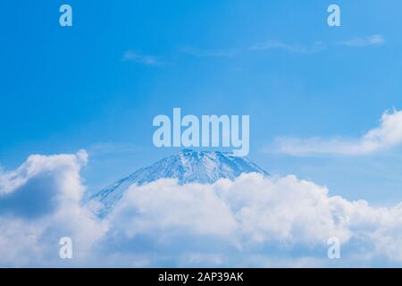 Avis de nuages sur le Mont Fuji et ciel bleu, préfecture de Yamanashi, Japon Banque D'Images