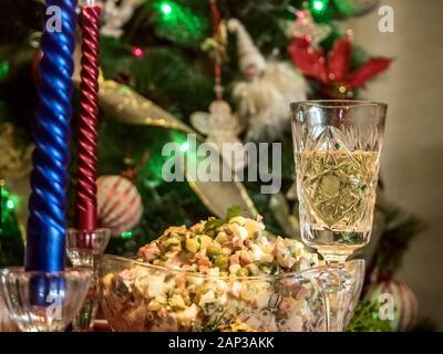 Table de Noël avec de la nourriture sur le fond de l'arbre de Noël Banque D'Images