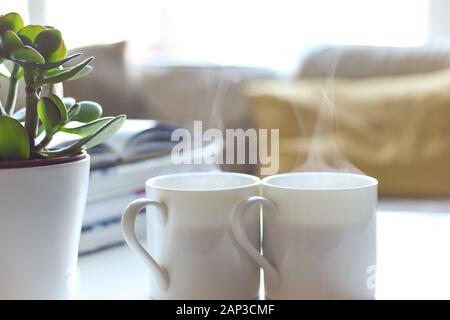 Canapé relaxant salon avec table basse et une boisson chaude dans un intérieur moderne Banque D'Images